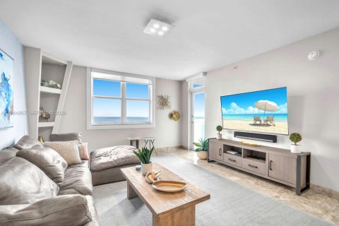 Condo in Hollywood, Florida, 2 bedrooms  № 2002696 - photo 10