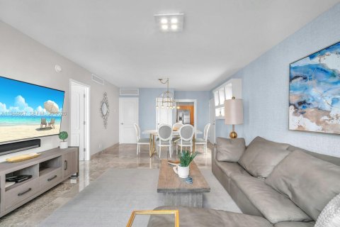 Condo in Hollywood, Florida, 2 bedrooms  № 2002696 - photo 8