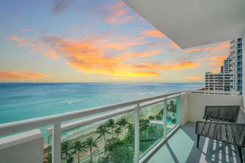 Condo in Hollywood, Florida, 2 bedrooms  № 2002696 - photo 28