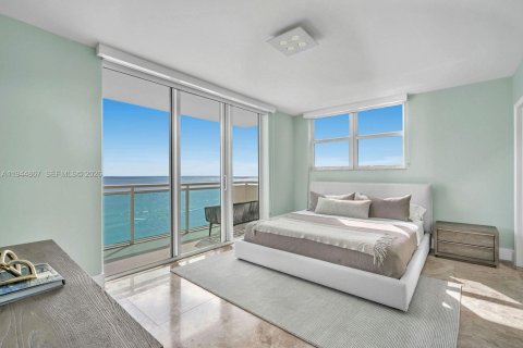 Condo in Hollywood, Florida, 2 bedrooms  № 2002696 - photo 19