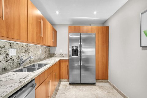 Condo in Hollywood, Florida, 2 bedrooms  № 2002696 - photo 15