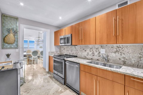 Condo in Hollywood, Florida, 2 bedrooms  № 2002696 - photo 16