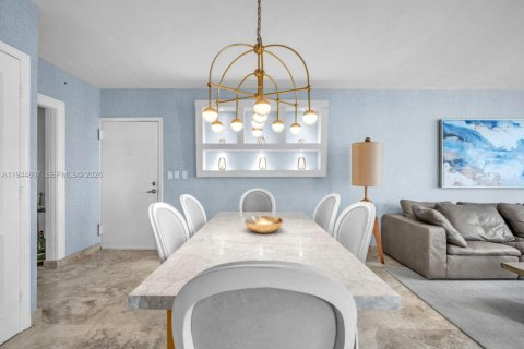 Condo in Hollywood, Florida, 2 bedrooms  № 2002696 - photo 12