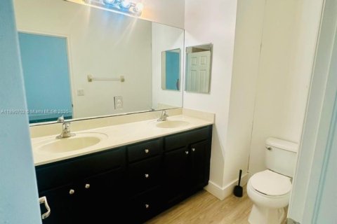 Снять в аренду таунхаус в Майами, Флорида 3 спальни, 149.39м2, № 1944640 - фото 22