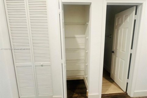 Снять в аренду таунхаус в Майами, Флорида 3 спальни, 149.39м2, № 1944640 - фото 17