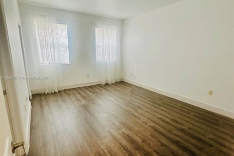 Снять в аренду таунхаус в Майами, Флорида 3 спальни, 149.39м2, № 1944640 - фото 20