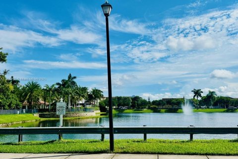 Снять в аренду таунхаус в Майами, Флорида 3 спальни, 149.39м2, № 1944640 - фото 30