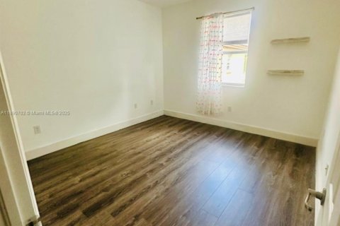Снять в аренду таунхаус в Майами, Флорида 3 спальни, 149.39м2, № 1944640 - фото 14