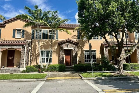 Снять в аренду таунхаус в Майами, Флорида 3 спальни, 149.39м2, № 1944640 - фото 1