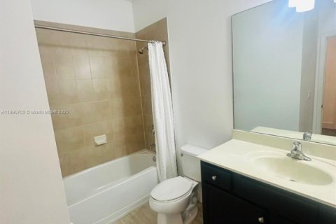 Снять в аренду таунхаус в Майами, Флорида 3 спальни, 149.39м2, № 1944640 - фото 19