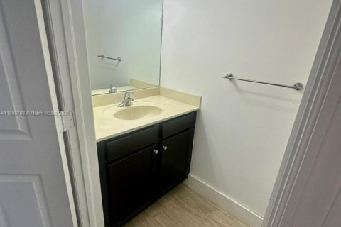 Снять в аренду таунхаус в Майами, Флорида 3 спальни, 149.39м2, № 1944640 - фото 8