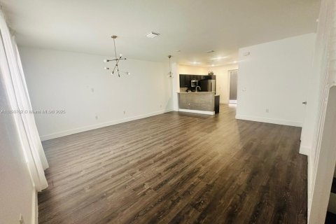 Снять в аренду таунхаус в Майами, Флорида 3 спальни, 149.39м2, № 1944640 - фото 2