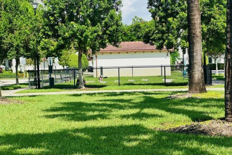 Снять в аренду таунхаус в Майами, Флорида 3 спальни, 149.39м2, № 1944640 - фото 28