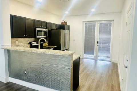 Снять в аренду таунхаус в Майами, Флорида 3 спальни, 149.39м2, № 1944640 - фото 6