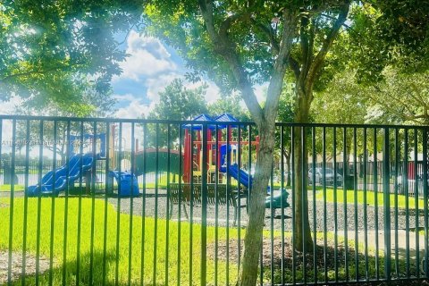 Снять в аренду таунхаус в Майами, Флорида 3 спальни, 149.39м2, № 1944640 - фото 29