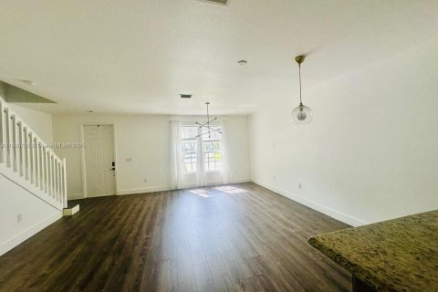 Снять в аренду таунхаус в Майами, Флорида 3 спальни, 149.39м2, № 1944640 - фото 4