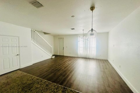 Снять в аренду таунхаус в Майами, Флорида 3 спальни, 149.39м2, № 1944640 - фото 3