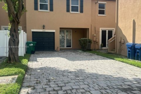 Снять в аренду таунхаус в Майами, Флорида 3 спальни, 149.39м2, № 1944640 - фото 25