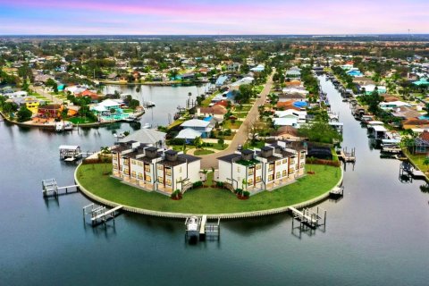 Townhouse in Apollo Beach, Florida 4 bedrooms, 222.59 sq.m. № 1855706 - photo 1