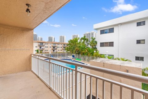 Copropriété à vendre à North Miami Beach, Floride: 2 chambres, 80.55 m2 № 1970742 - photo 10