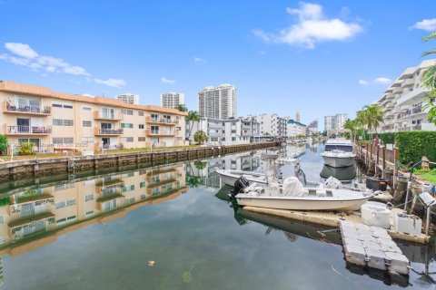 Copropriété à vendre à North Miami Beach, Floride: 2 chambres, 80.55 m2 № 1970742 - photo 2