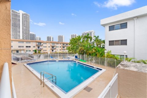 Copropriété à vendre à North Miami Beach, Floride: 2 chambres, 80.55 m2 № 1970742 - photo 3