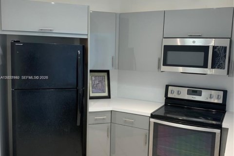 Condominio en alquiler en Miami, Florida, 2 dormitorios, 92.9 m2 № 2085300 - foto 2