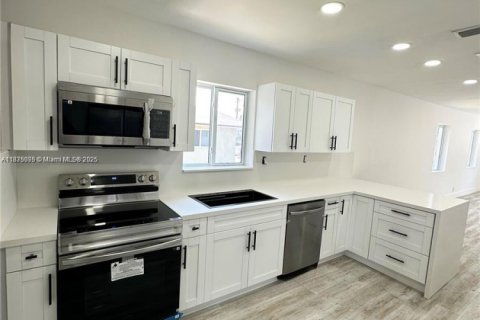 Снять в аренду виллу или дом в Майами, Флорида 2 спальни, 124.67м2, № 1977650 - фото 4