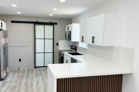 Снять в аренду виллу или дом в Майами, Флорида 2 спальни, 124.67м2, № 1977650 - фото 5