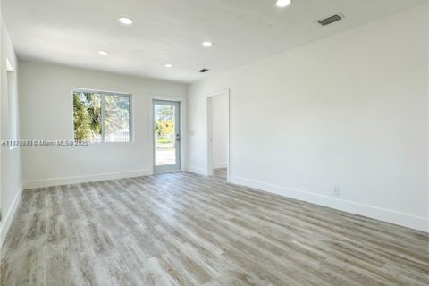 Снять в аренду виллу или дом в Майами, Флорида 2 спальни, 124.67м2, № 1977650 - фото 3