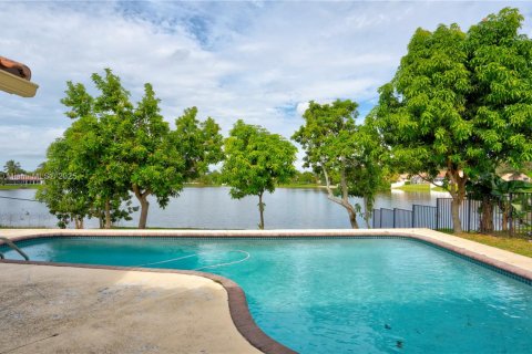 House in Davie, Florida 3 bedrooms, 161.65 sq.m. № 2017180 - photo 14