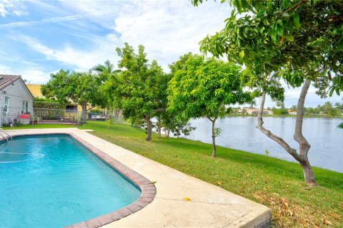 House in Davie, Florida 3 bedrooms, 161.65 sq.m. № 2017180 - photo 17