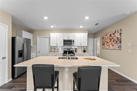 Casa en venta en Kissimmee, Florida, 5 dormitorios, 227.33 m2 № 1908258 - foto 9