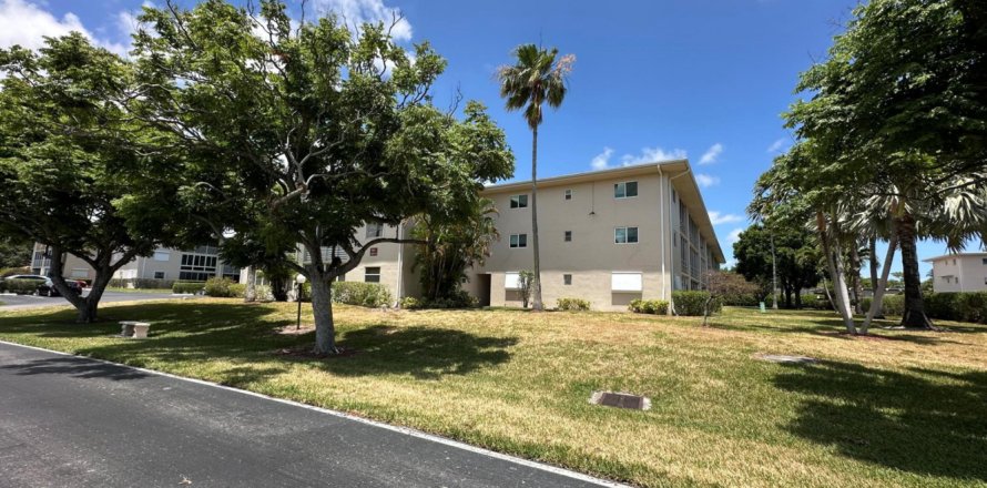 Condo in Lake Worth, Florida, 2 bedrooms № 1174569