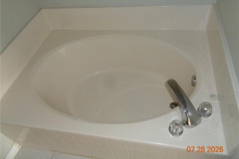 House in Deltona, Florida 3 bedrooms, 159.98 sq.m. № 2267238 - photo 27