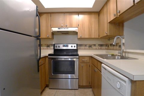 Townhouse in Brandon, Florida 2 bedrooms, 94.76 sq.m. № 2233422 - photo 7