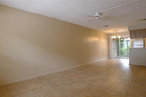 Townhouse in Brandon, Florida 2 bedrooms, 94.76 sq.m. № 2233422 - photo 2