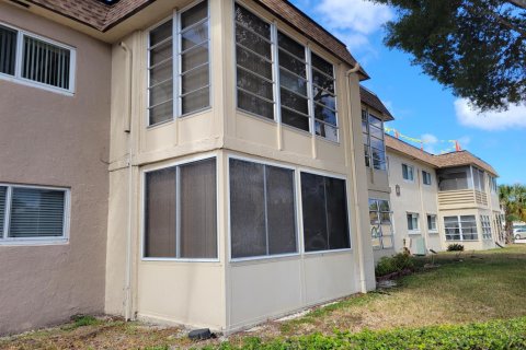 Condominio en Palm Springs, Florida, 1 dormitorio  № 2241559