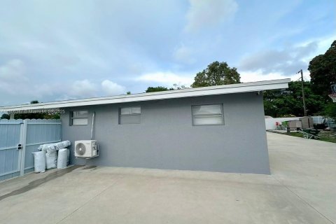 Casa en venta en Miami, Florida, 4 dormitorios, 117.43 m2 № 1865081 - foto 9