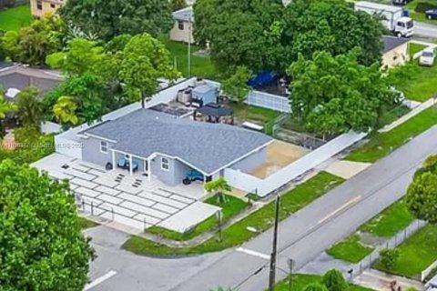 Casa en venta en Miami, Florida, 4 dormitorios, 117.43 m2 № 1865081 - foto 11