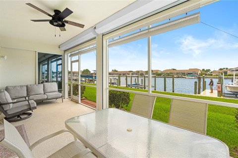 Condo in Naples, Florida, 2 bedrooms № 2215410 - photo 5