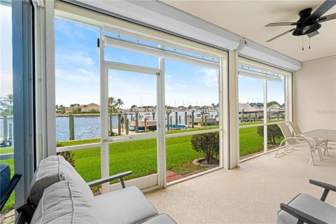 Condo in Naples, Florida, 2 bedrooms № 2215410 - photo 28