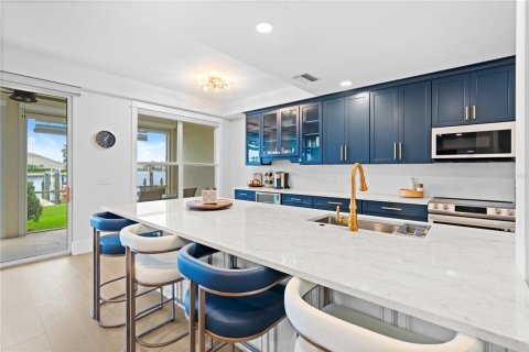Condo in Naples, Florida, 2 bedrooms № 2215410 - photo 3