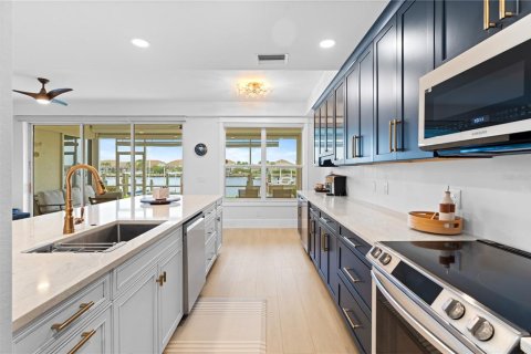Condo in Naples, Florida, 2 bedrooms № 2215410 - photo 4