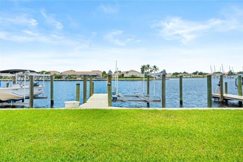 Condo in Naples, Florida, 2 bedrooms № 2215410 - photo 30