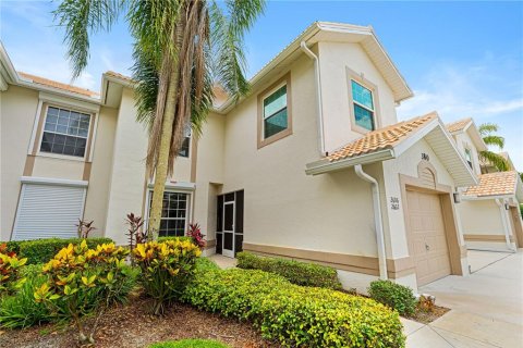Condo in Naples, Florida, 2 bedrooms № 2215410 - photo 2