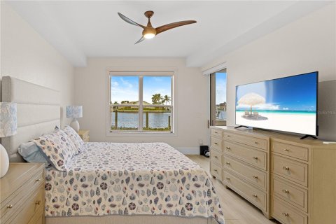 Condo in Naples, Florida, 2 bedrooms № 2215410 - photo 23