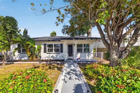 Casa en venta en Gulfport, Florida, 3 dormitorios, 100.33 m2 № 2383673 - foto 2
