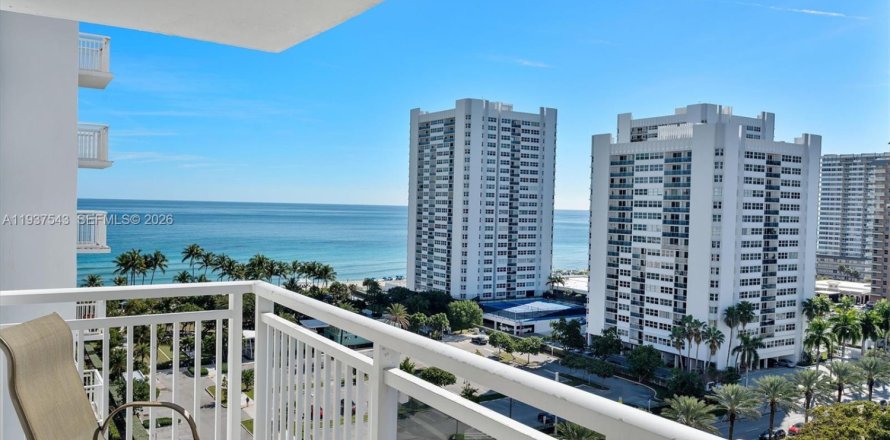 Кондоминиум с 2 спальнями в Халландейл-Бич, Флорида № 1997451