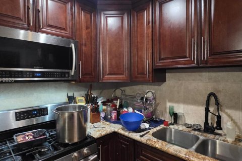 Купить виллу или дом в Майами-Гарденс, Флорида 3 спальни, 121.14м2, № 2055880 - фото 3